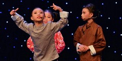 学生参加演出剧照
